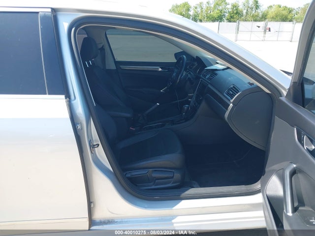 1VWBT7A31HC027135 Volkswagen Passat 1.8t Se