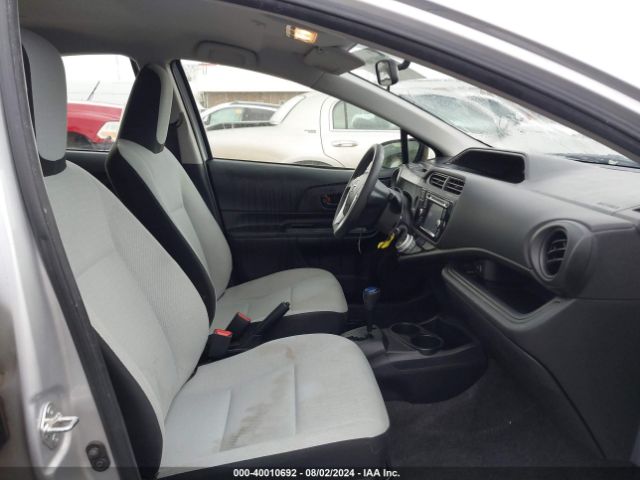 JTDKDTB32F1582272 Toyota Prius C One