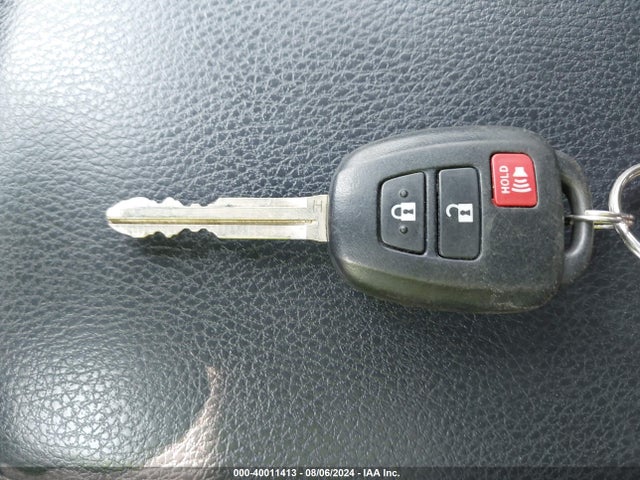 Toyota RAV4 LE 2017 JTMBFREV0HJ713910 Image 11