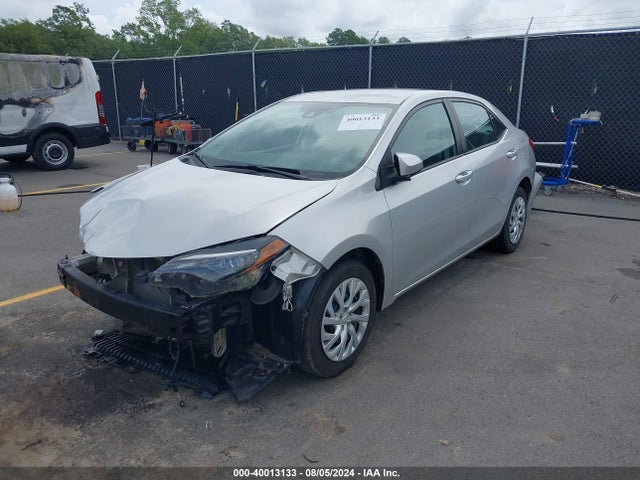 Toyota COROLLA LE 2018 5YFBURHE2JP823442 Image 2