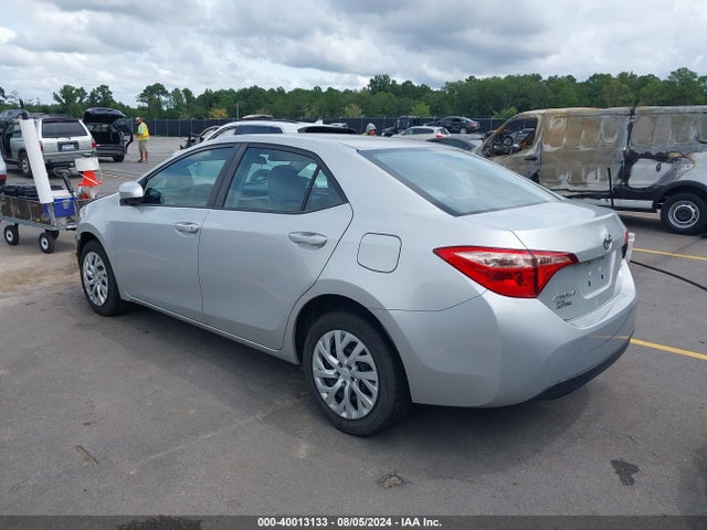 Toyota COROLLA LE 2018 5YFBURHE2JP823442 Image 3