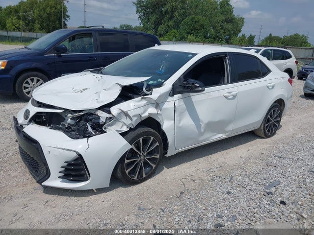 Toyota COROLLA SE 2018 5YFBURHE3JP834921 Image 2
