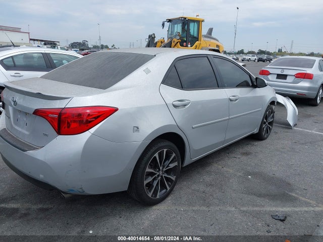 Toyota COROLLA SE 2018 5YFBURHE9JP742812 Image 4