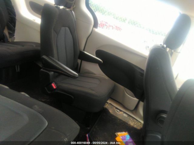 2C4RC1CG8NR105251 Chrysler Voyager Lx