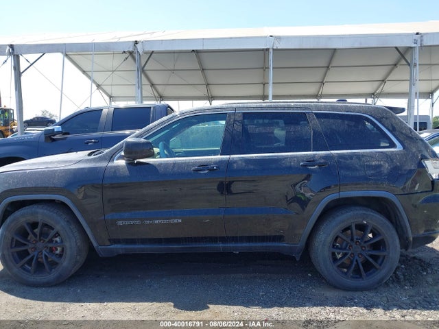 1C4RJEAG9JC353964 Jeep Grand Cherokee Laredo 4x2