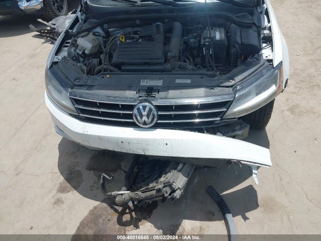 3VWDB7AJ9JM222463 Volkswagen Jetta 1.4t Se/1.4t Wolfsburg Edition