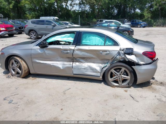 WDD3G4EB9KW001552 Mercedes-Benz A 220