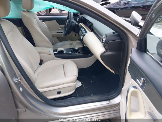 WDD3G4EB9KW001552 Mercedes-Benz A 220