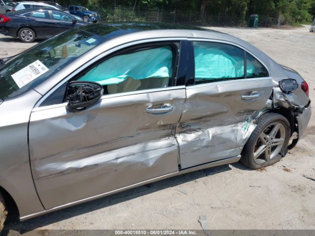 WDD3G4EB9KW001552 Mercedes-Benz A 220