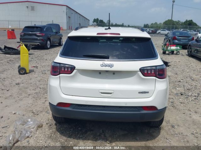 3C4NJCBB2JT463880 Jeep Compass Latitude Fwd