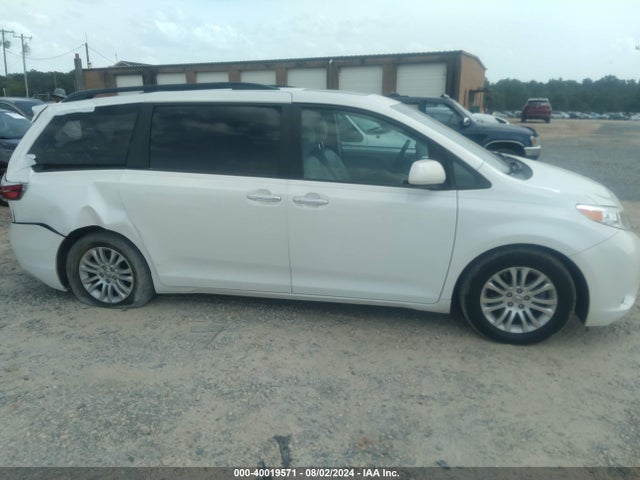 Toyota Sienna Xle 8 Passenger 2017 5TDYZ3DC5HS894178 Image 13