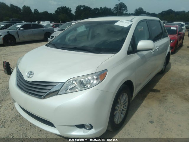 Toyota Sienna Xle 8 Passenger 2017 5TDYZ3DC5HS894178 Image 2