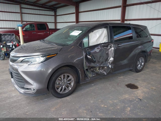 5TDYSKFC4MS025738 Toyota SIENNA XLE