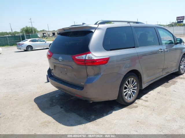 5TDYZ3DCXJS944885 Toyota Sienna Xle Premium 8 Passenger