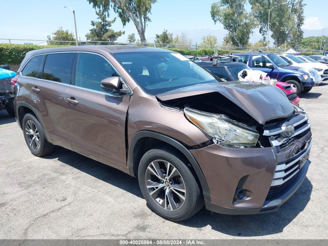 Toyota Highlander Le 2018 5TDZARFH7JS034473 main image