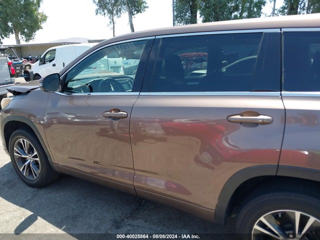 Toyota Highlander Le 2018 5TDZARFH7JS034473 Image 14