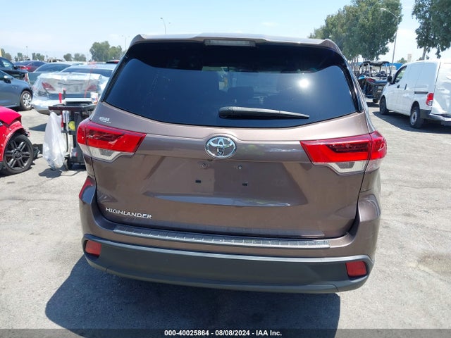 Toyota Highlander Le 2018 5TDZARFH7JS034473 Image 16