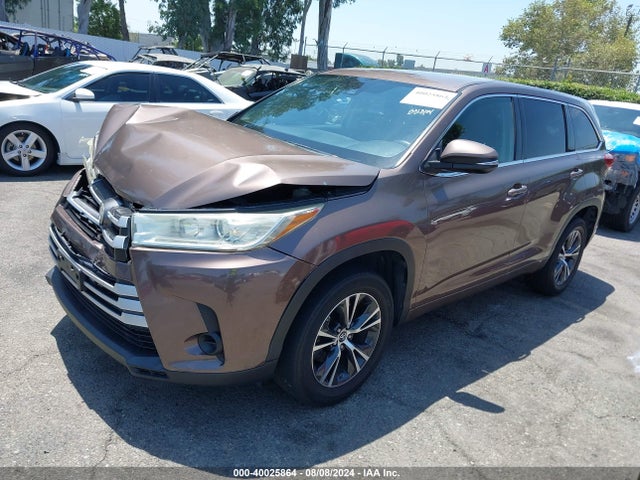 Toyota Highlander Le 2018 5TDZARFH7JS034473 Image 2