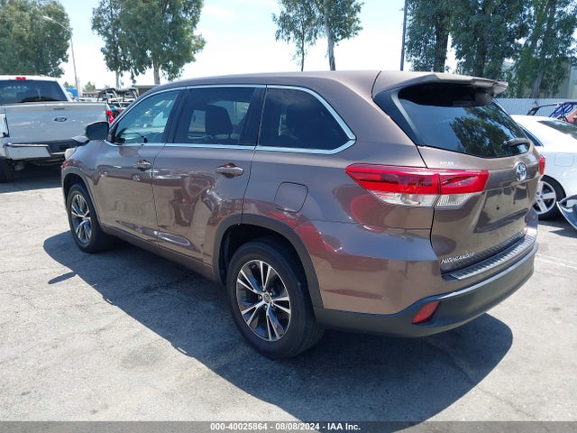 Toyota Highlander Le 2018 5TDZARFH7JS034473 Image 3