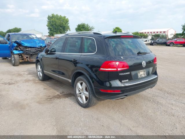 2011 VOLKSWAGEN TOUAREG WVGFK9BP1BD004830 Photo 2