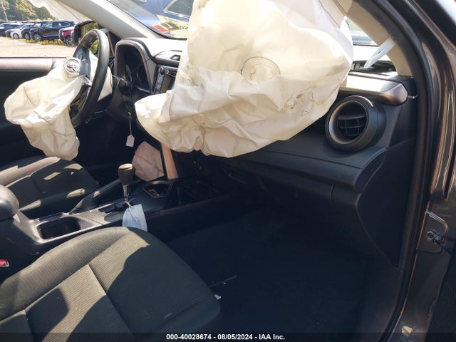 Toyota RAV4 LE 2018 JTMBFREV9JJ746328 Image 5