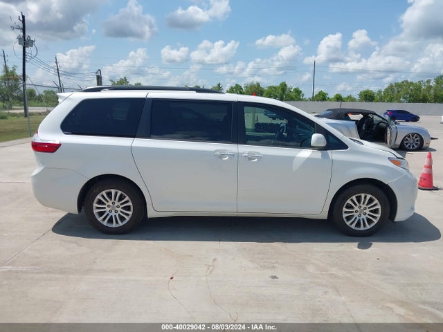 Toyota Sienna Xle 8 Passenger 2017 5TDYZ3DCXHS884231 Image 12