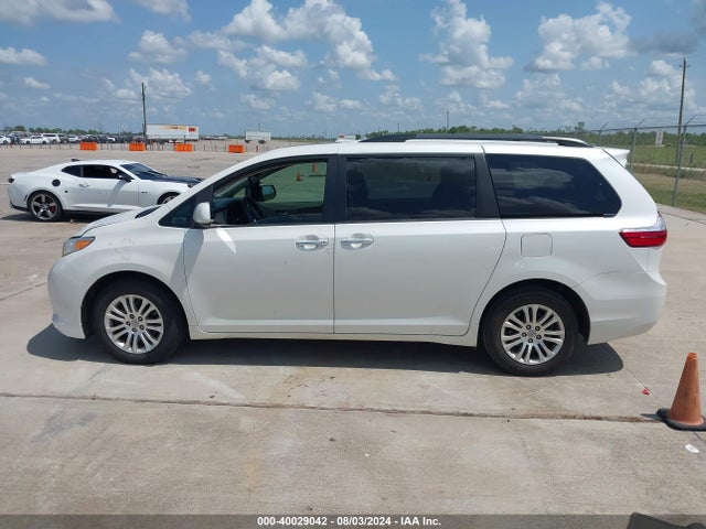 Toyota Sienna Xle 8 Passenger 2017 5TDYZ3DCXHS884231 Image 13
