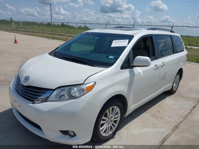 Toyota Sienna Xle 8 Passenger 2017 5TDYZ3DCXHS884231 Image 2