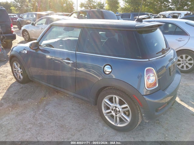 2011 MINI COOPER S WMWSV3C52BTY12935 Photo 2