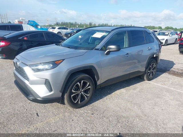 Toyota RAV4 LE 2019 JTMH1RFV8KD040555 Image 2
