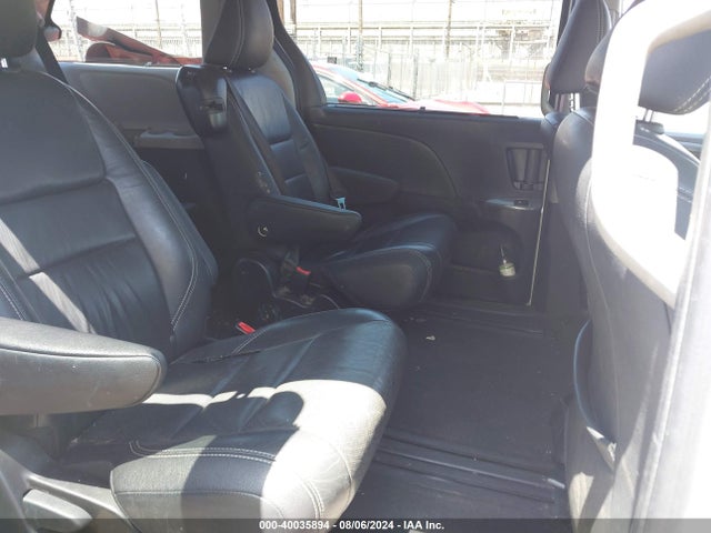 5TDXK3DC3FS679136 Toyota Sienna Se Premium 8 Passenger