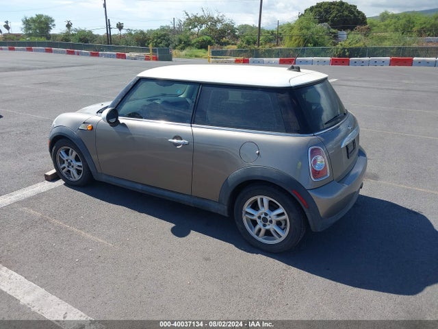 2011 MINI COOPER WMWSU3C53BT251678 Photo 2