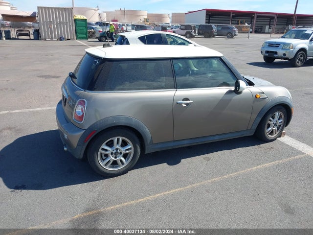 2011 MINI COOPER WMWSU3C53BT251678 Photo 3