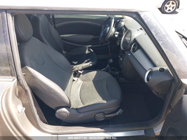 2011 MINI COOPER WMWSU3C53BT251678 Photo 4