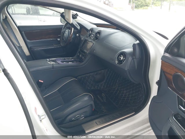 2011 JAGUAR XJ SAJWA2GE9BMV16391 Photo 4