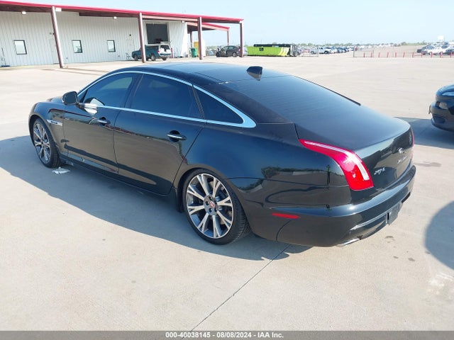 2018 JAGUAR XJ SAJWA2GE1JMW16421 Photo 2