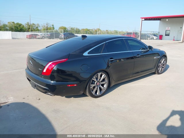 2018 JAGUAR XJ SAJWA2GE1JMW16421 Photo 3