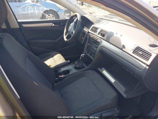 1VWAT7A32FC045765 Volkswagen Passat 1.8t S