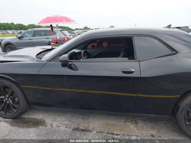 2C3CDZAGXJH229157 Dodge Challenger Sxt