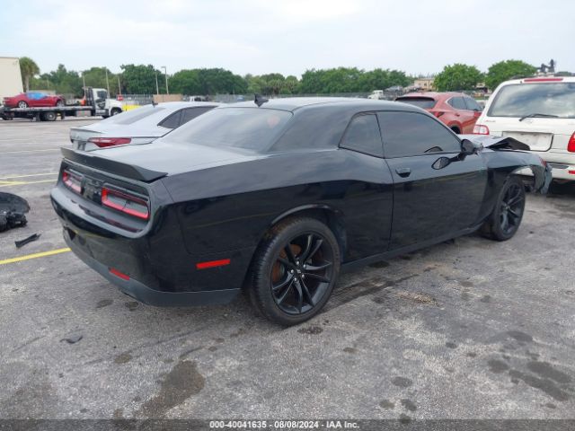 2C3CDZAGXJH229157 Dodge Challenger Sxt