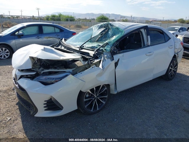 Toyota COROLLA SE 2018 5YFBURHE9JP772439 Image 2