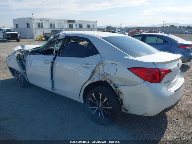 Toyota COROLLA SE 2018 5YFBURHE9JP772439 Image 3