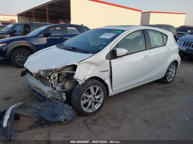 Toyota Prius C Four 2014 JTDKDTB32E1072597 Image 2