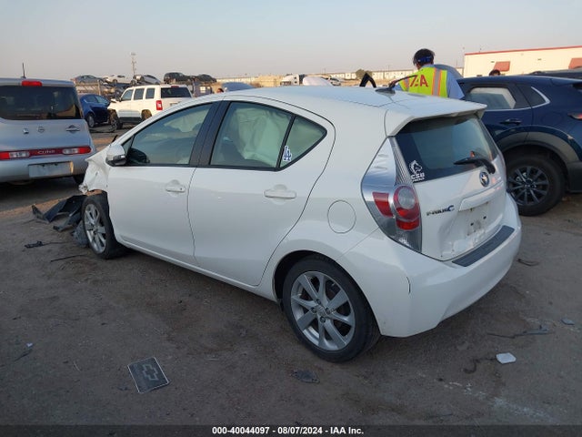 Toyota Prius C Four 2014 JTDKDTB32E1072597 Image 3