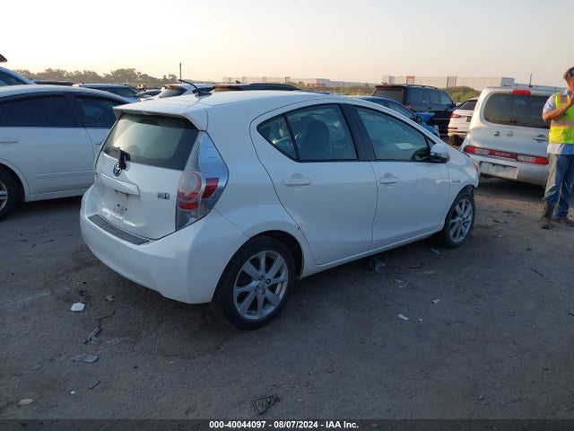 Toyota Prius C Four 2014 JTDKDTB32E1072597 Image 4
