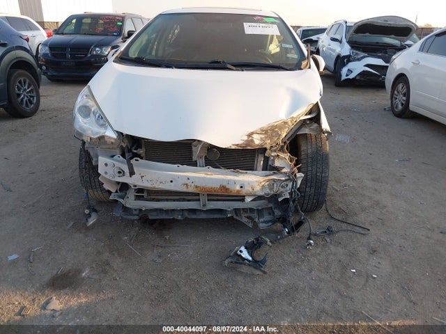 Toyota Prius C Four 2014 JTDKDTB32E1072597 Image 6