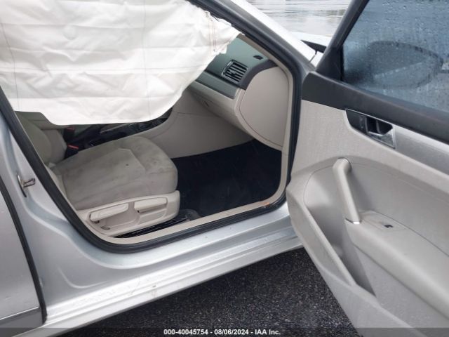 1VWAT7A38HC035471 Volkswagen Passat 1.8t S