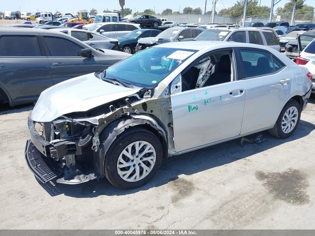 Toyota COROLLA LE 2018 5YFBURHE6JP837697 Image 2