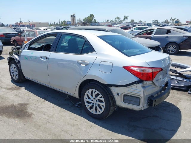 Toyota COROLLA LE 2018 5YFBURHE6JP837697 Image 3