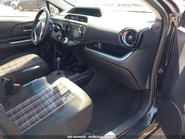 Toyota Prius C Persona Series 2016 JTDKDTB31G1115670 Image 5